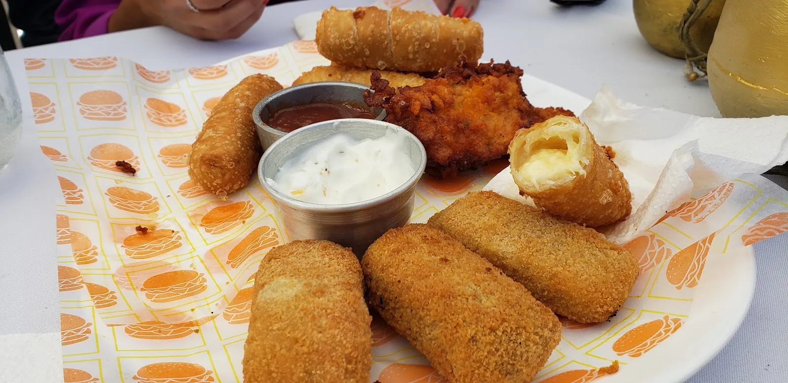 Entradas crocantes recién fritas para compartir