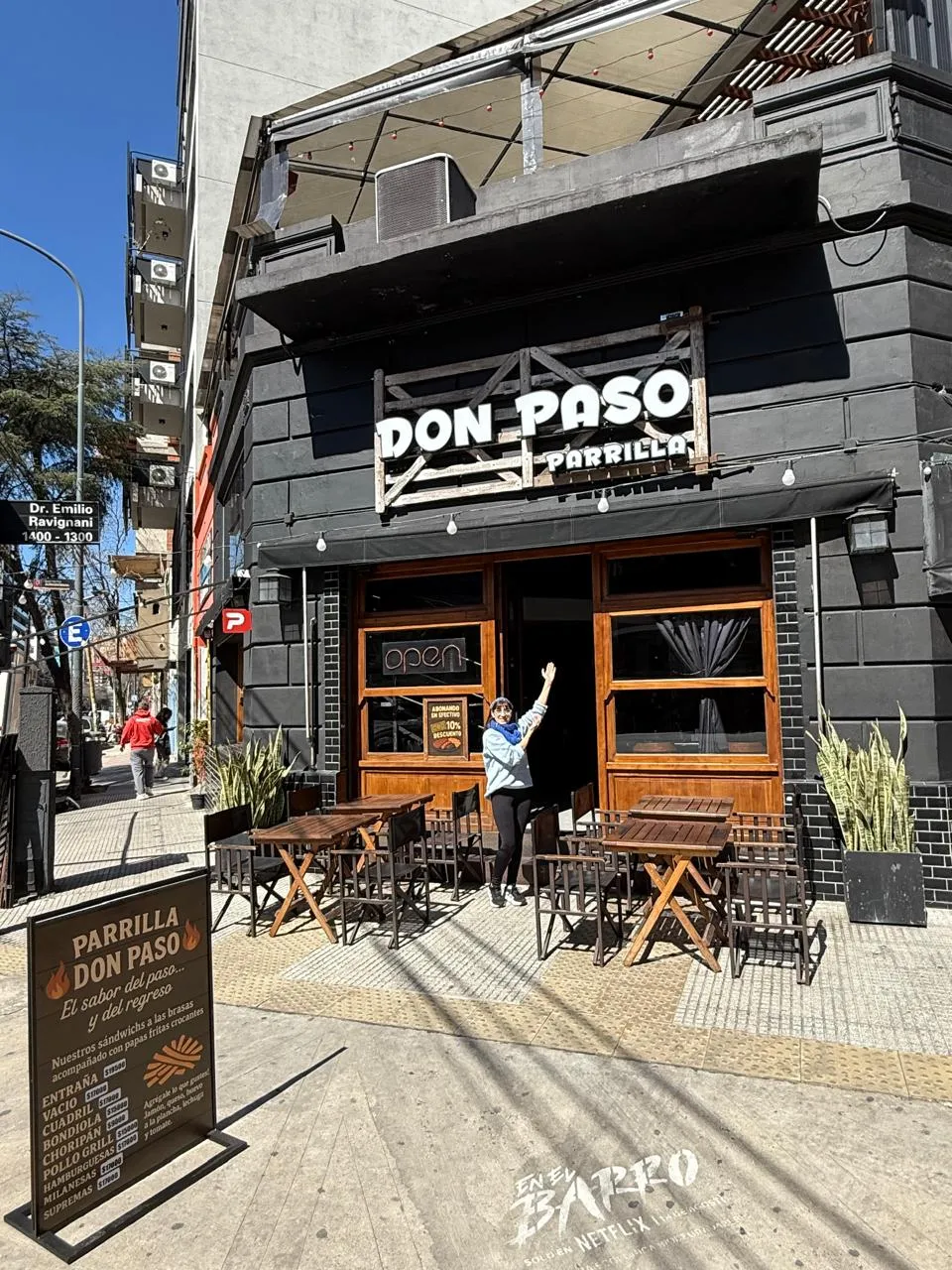 Frente de Don Paso Parrilla con mesas en la vereda
