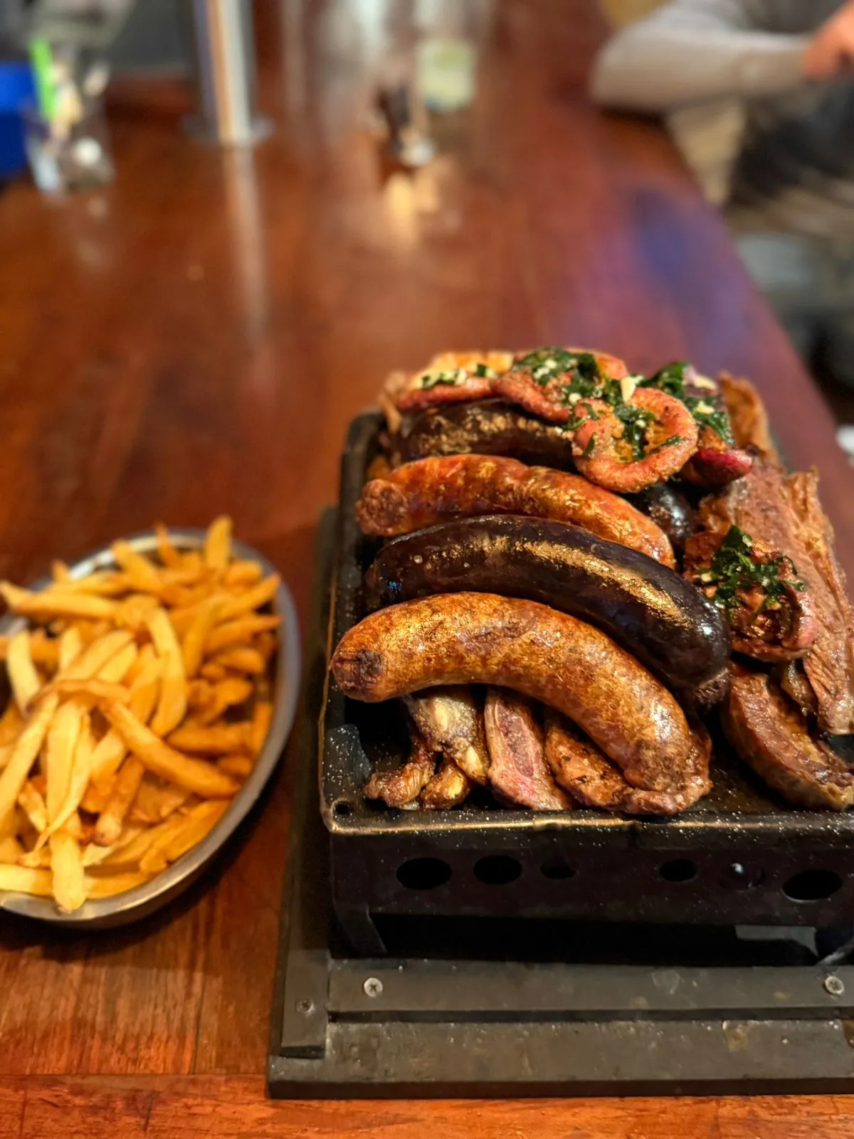 Parrillada completa con chorizo, morcilla, achuras y papas fritas