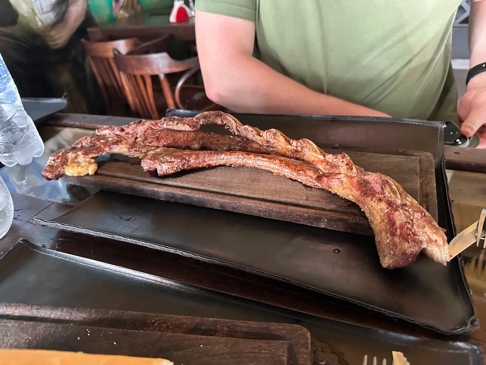 Tira de asado a la parrilla servida en tabla
